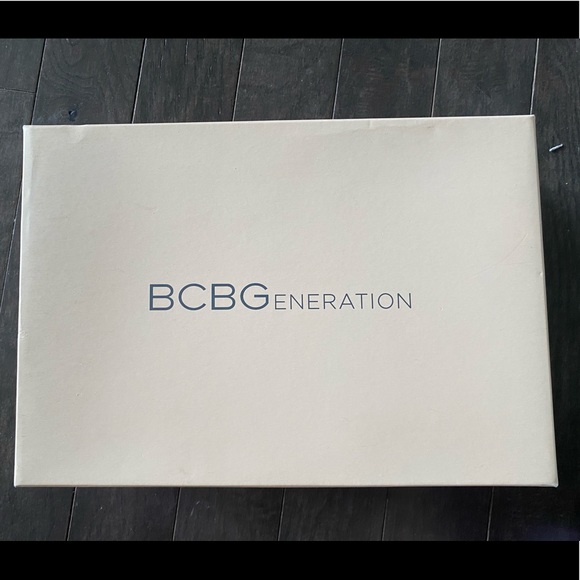 New in Box BCBG Royal Blue Suede Pumps with Ankle Strap and Gold Studs Size 8.5 - Picture 7 of 7